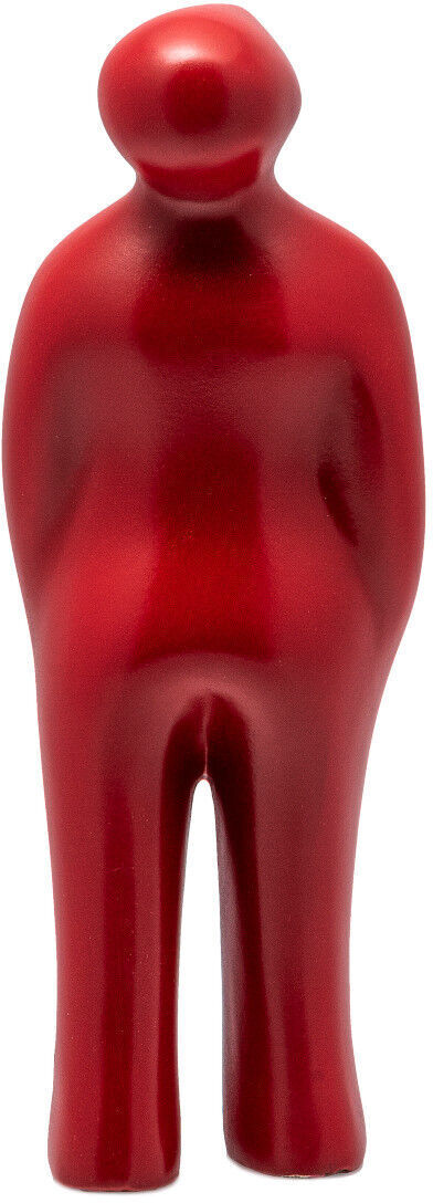Eine minimalistische, rote Skulptur in abstrakter Form. Die Figur hat eine geschwungene, vereinfachte menschliche Gestalt und steht aufrecht.