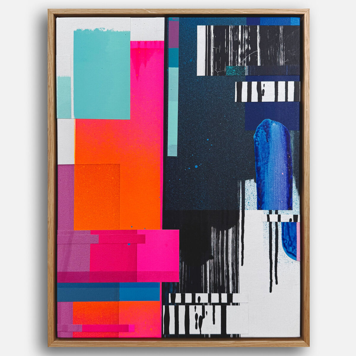 Das Kunstwerk »Gratitude – No.10« von Daniel Lisson zeigt eine farbintensive, moderne Collage. Klare geometrische Formen in Pink, Türkis, Blau und Orange kontrastieren mit schwarzen linierten und weißen Flächen. Gerahmt in geölter Eiche.