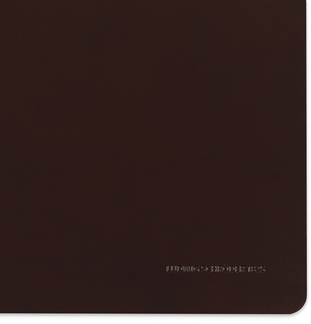 Eine dunkelbraune Schreibtischunterlage aus Leder mit abgerundeten Ecken, die eine elegante und schlichte Ergänzung für den Arbeitsplatz oder das Heimbüro darstellt.