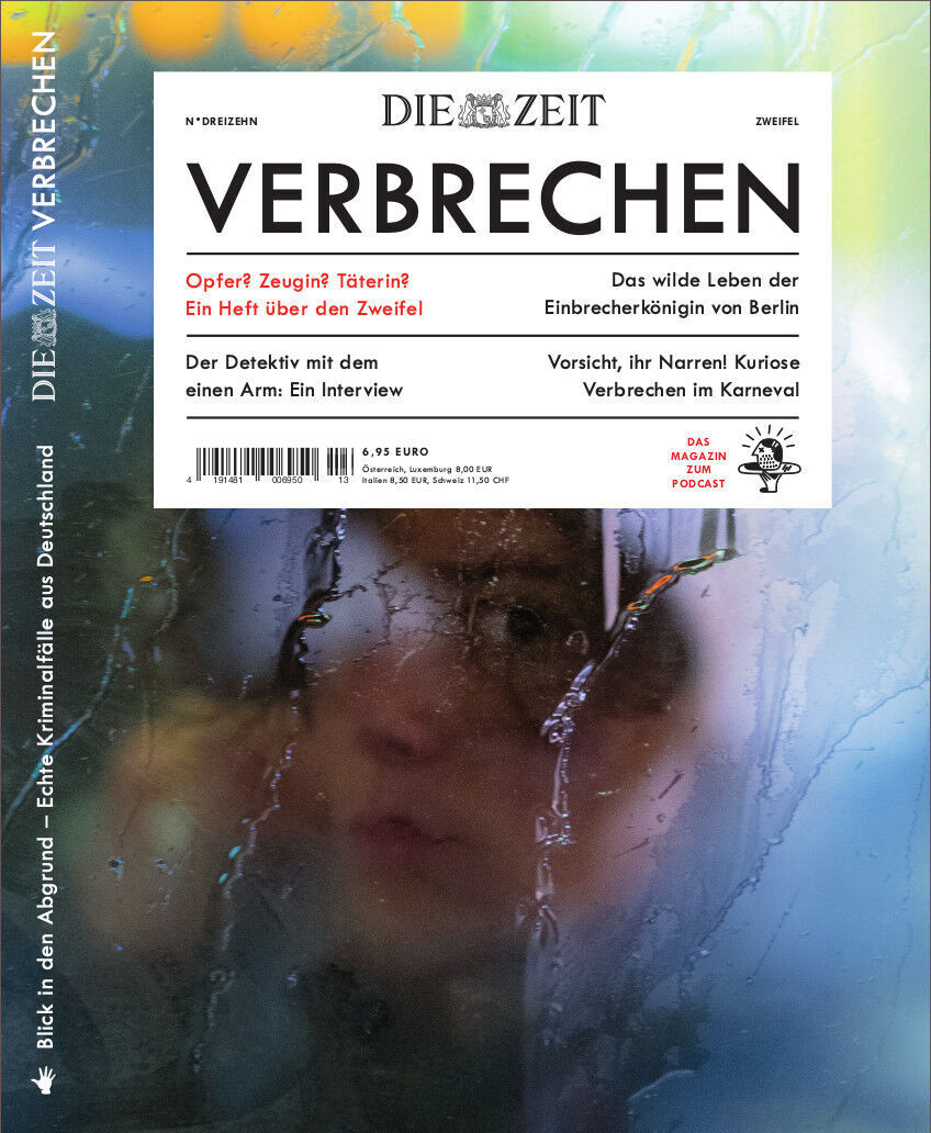 Das Cover der Zeitschrift 'ZEIT VERBRECHEN 13/22' zeigt den Titel in roten Buchstaben auf weißem Hintergrund mit diversen Schlagzeilen und einem unscharfen Bild im Hintergrund, das durch ein nasses Fenster aufgenommen wurde.