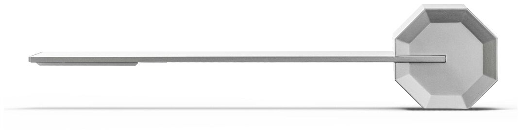 Seitliche Ansicht einer modernen Tischlampe namens 'Octagon Tischlampe »One«'. Die Lampe hat einen achteckigen Sockel und ein schlankes, minimalistisches Design.