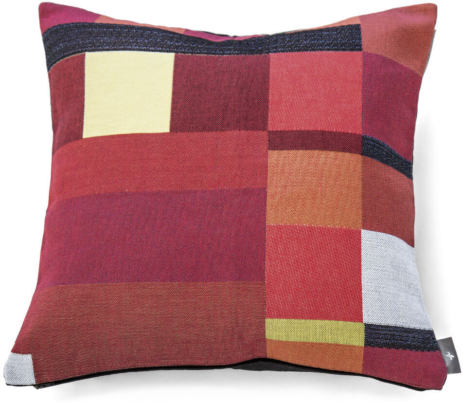 Eine Kissenhülle namens »Jacard-Claire« mit einem bunten Patchwork-Design in Rot-, Gelb-, Schwarz-, Weiß-, Orange- und Brauntönen. Perfekt als Dekokissen für Wohnzimmer oder Sofa.