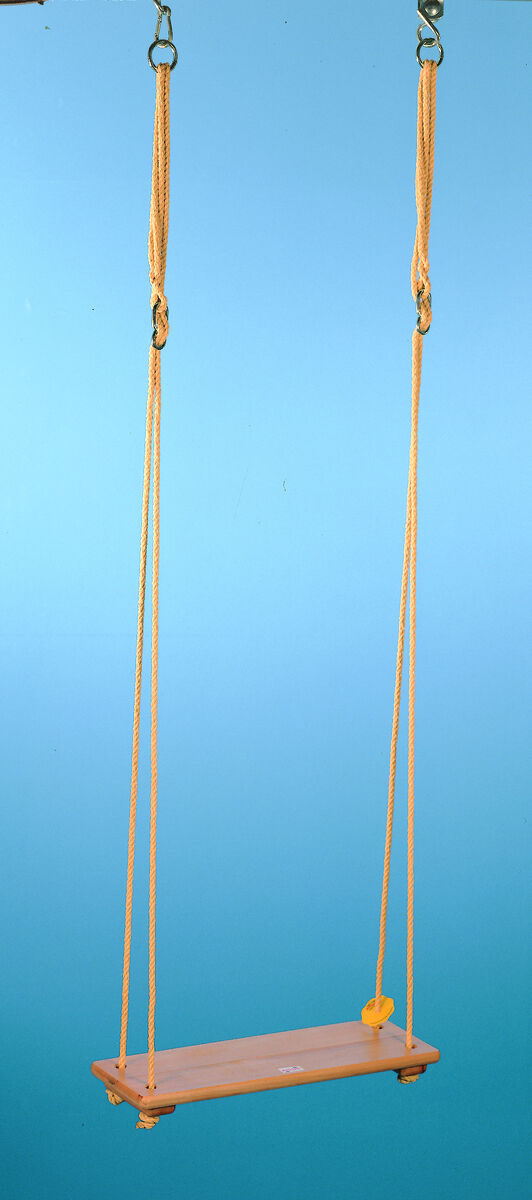 Dieses Bild zeigt eine hölzerne Schaukel mit gelben Seilen, die vor einem blauen Hintergrund hängt.