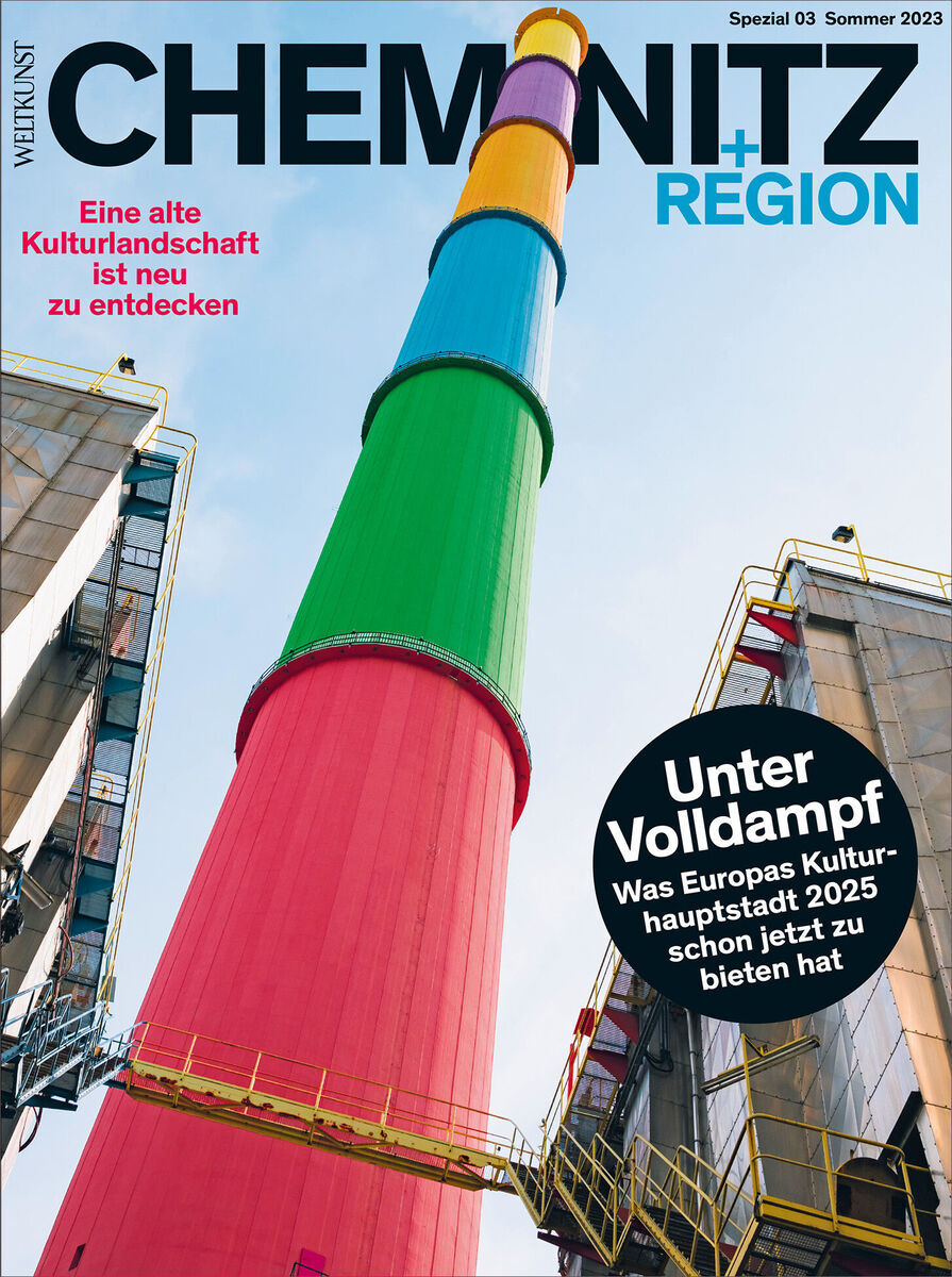 Titelbild der Zeitschrift WELTKUNST 215/23 Sonderheft Chemnitz. Es zeigt ein buntes metallisches Bauwerk und zwei industrielle Strukturen seitlich. Im Vordergrund steht ein schwarzer Kreis, der beschreibt, was die Kulturhauptstadt Europas 2025 zu bieten hat.