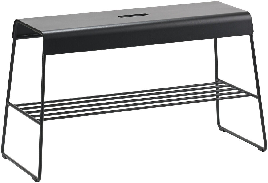 Schwarze Outdoor-Bank aus Metall mit einer unteren Ablagefläche, geeignet für den Garten oder die Terrasse. Minimalistisches und modernes Design, das wetterfest und robust ist.