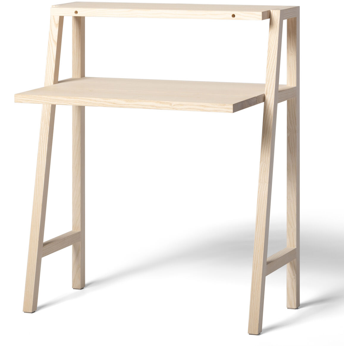 Der Schreibtisch KultPult "SCALA" von Frau Caze, gefertigt aus hellem Holz in klarer und minimalistischer Form, steht freigestellt vor weißem Hintergrund. Die Konstruktion wirkt stabil, die Linien sind schlicht und geometrisch mit einer zusätzlichen Ablage oben.