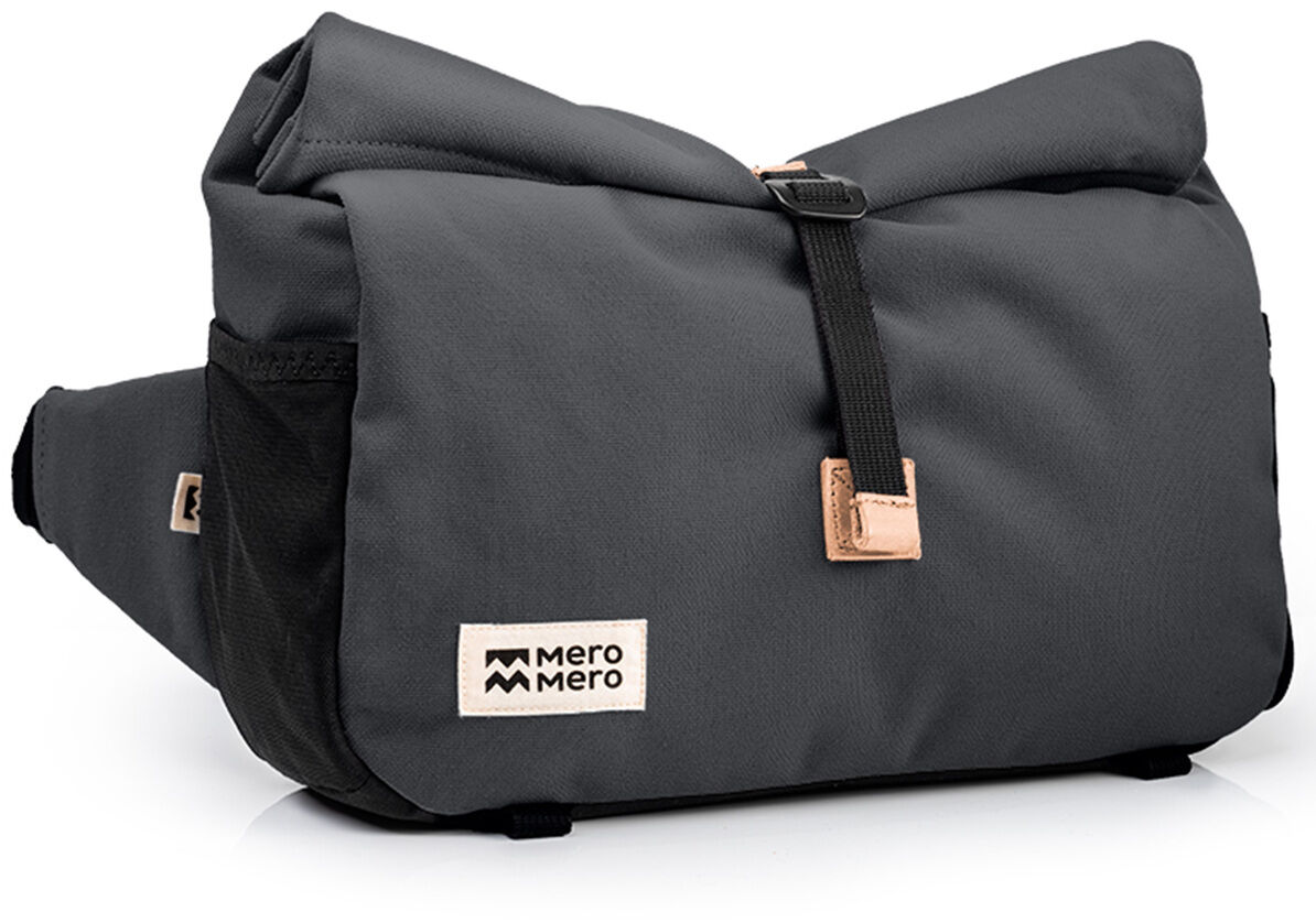 Dunkelgraue Tasche »Piha« mit schwarzem verstellbarem Gurt und kupferfarbenem Verschluss, ideal für Outdoor-Aktivitäten und den täglichen Gebrauch.