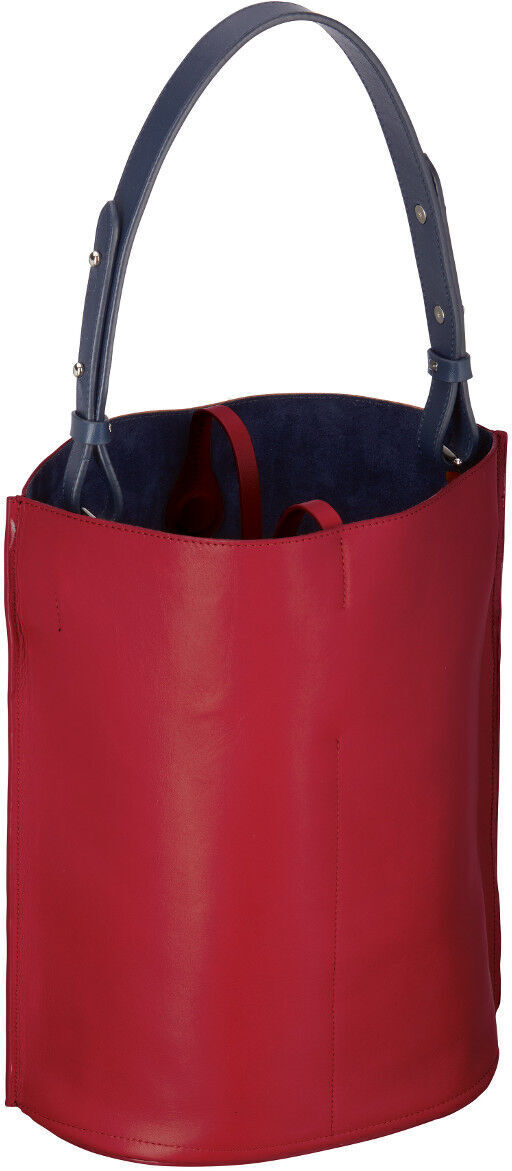 Eine Ledertasche »Izzy« in Rot mit blauen Tragegriffen, die stilvoll und elegant wirkt. Die Tasche hat eine zylindrische Form und besteht aus glattem Leder.