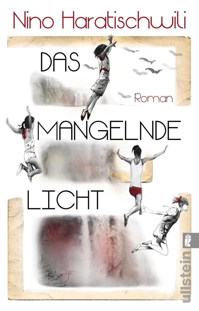 Das Bild zeigt das Buchcover des Romans 'Das mangelnde Licht' von Nino Haratischwili. Auf dem Cover sind vier Frauen in roten Badeanzügen, die springen oder fallen, vor einem Hintergrund eines Wasserfalls dargestellt. Die Farben der Illustration sind hauptsächlich Weiß, Rot, Braun, Grau und Schwarz. Der Titel des Buches ist in Großbuchstaben geschrieben und die Wörter 'Das,' 'mangelnde,' und 'Licht' sind in einem modernen, klaren Schriftbild gesetzt. Rechts unten ist das Logo des Verlags Ullstein zu sehen.