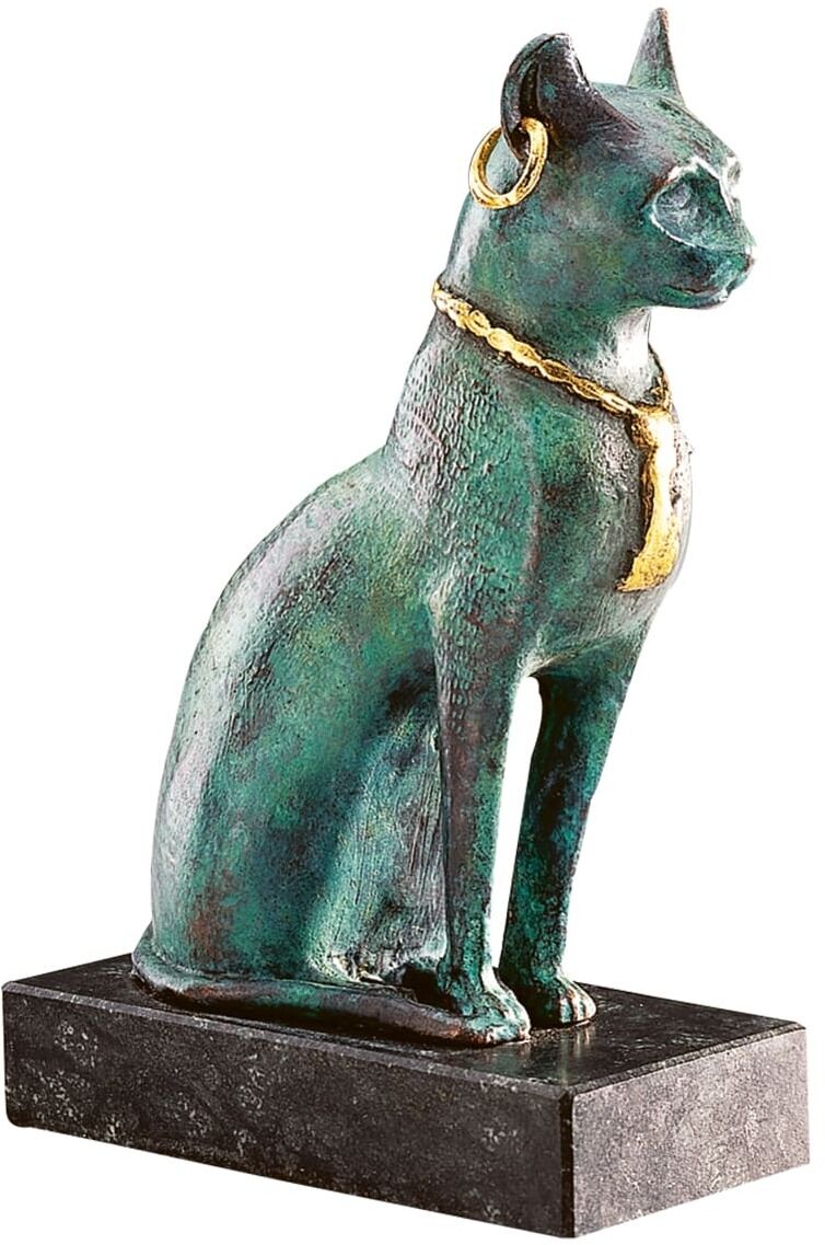 Eine Statuette der ägyptischen Göttin Bastet in Form einer Katze, sitzend auf einem Sockel, mit einem goldenen Collier um den Hals und einem goldenen Ohrring. Die Figur hat eine bronzene Farbe mit grünen Akzenten und steht auf einem schwarzen Sockel.