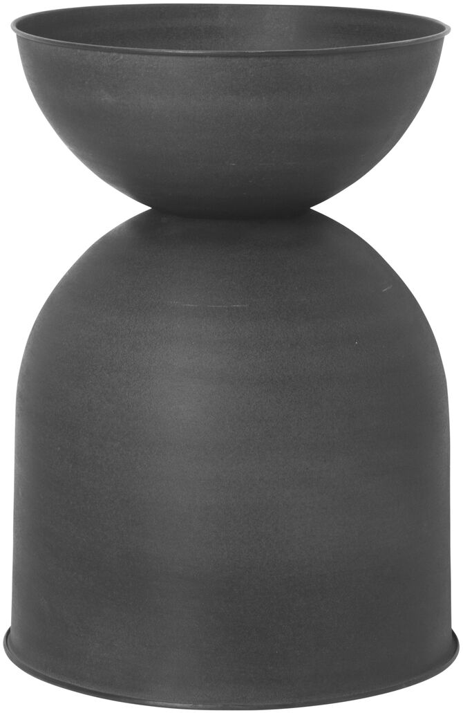 Schwarzer Pflanztopf im modern und minimalistisch gestalteten Hourglass-Design mit zwei gegenüberliegenden Schalen, geeignet für Innen- und Außenbereich.