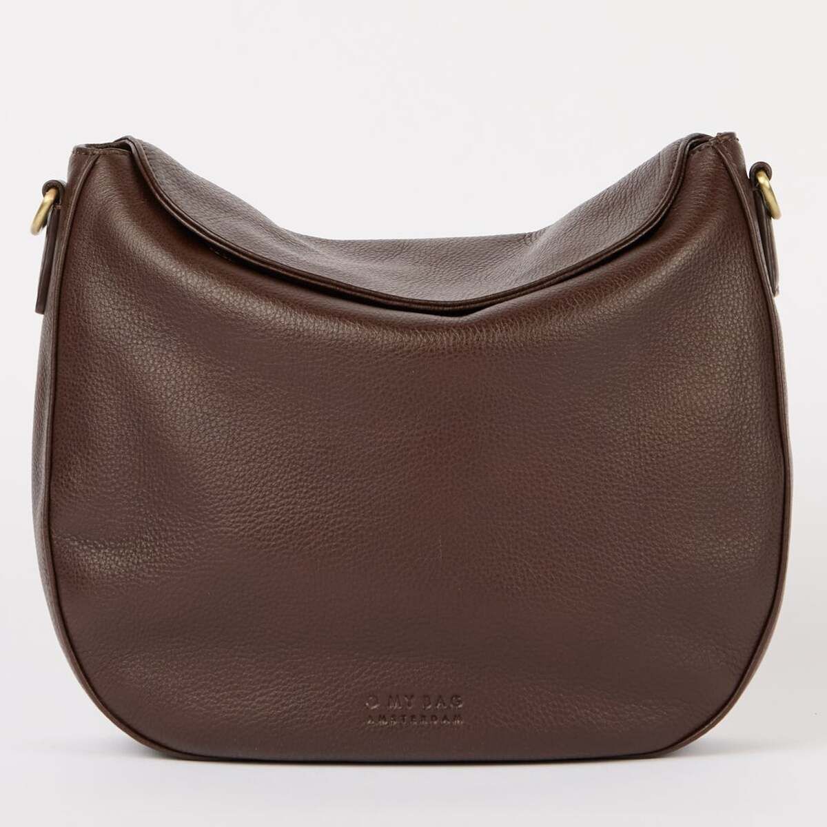 Abgebildet ist eine dunkelbraune Umhängetasche aus Leder mit minimalistischem Design und goldfarbenen Metallelementen. Die Tasche steht frei vor einem hellen Hintergrund, zeigt eine sanft abgerundete Form ohne sichtbare Verzierungen oder zusätzliche Taschen. Die Tasche wirkt hochwertig und elegant, ideal für den Alltag oder als modisches Accessoire.