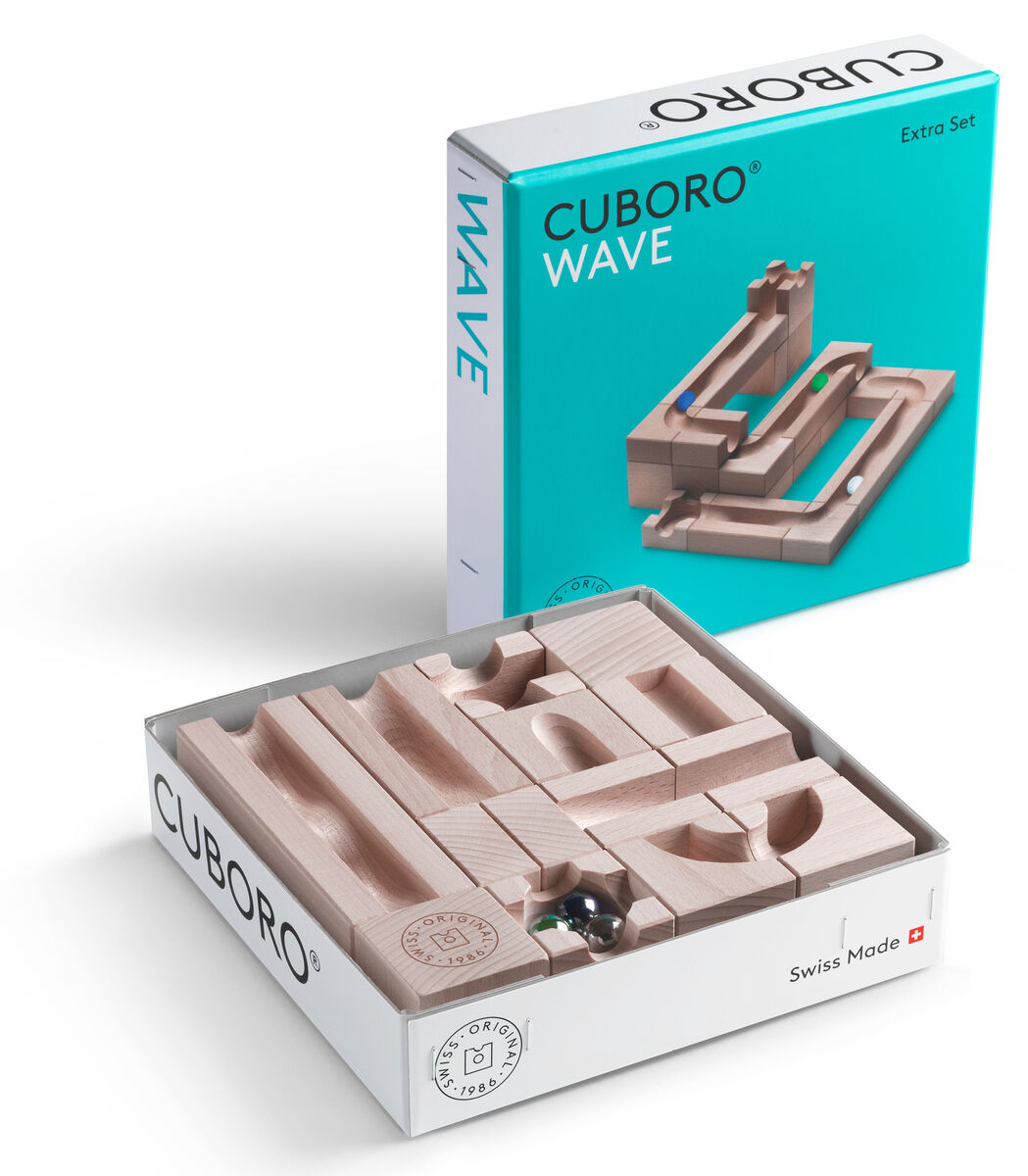 Eine Kugelbahn aus Holz in einem offenen Karton, daneben eine türkisfarbene Verpackung mit der Aufschrift 'CUBORO WAVE'.