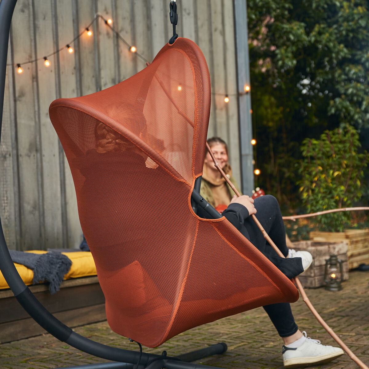 Detailreicher Hängesessel »Yobaya« der Marke Sienagarden von H. Gautzsch: pulverbeschichtetes Stahlgestell, offenes AIR MESH-Polyestergewebe in relaxed red. Großzügiger ovaler Korbsitz mit grauen, schwarzen und roten Elementen, klar sichtbare Metallstruktur. Moderner Outdoor-Look.