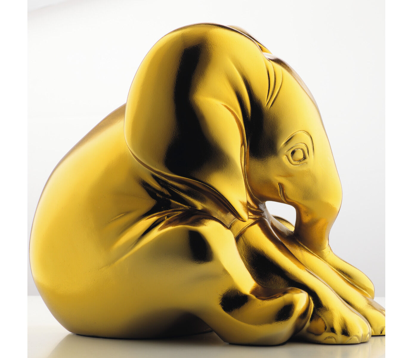 Goldene Skulptur eines kleinen Elefanten, in einem modernen und detailreichen Kunstguss-Design, entworfen von Jagna Weber.