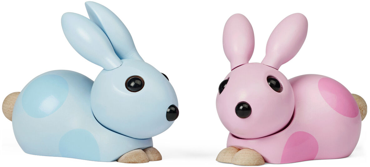 Zwei dekorative Hasenfiguren, eine in Pastellblau und die andere in Pastellrosa, mit schwarzen Augen und beigen Füßen, auf einem weißen Hintergrund.