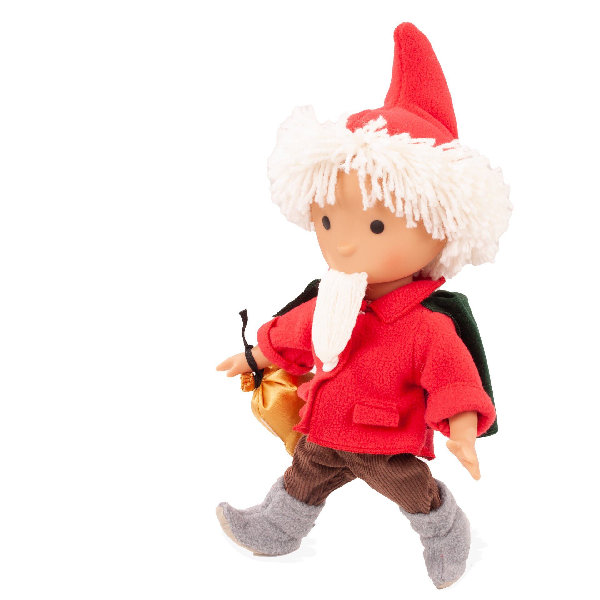 Plüschpuppe des Sandmanns mit rotem Mantel, spitzem Hut, weißem Bart, brauner Hose und goldenem Säckchen in der Hand, stehend vor weißem Hintergrund.