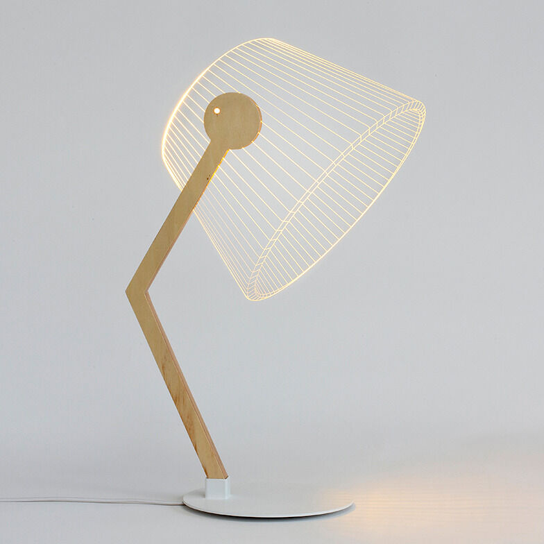 Die 3D-Lampe ZIGGi ist eine moderne Schreibtischlampe mit einem futuristischen Design. Sie verfügt über eine Holzoptik und liefert ein atmosphärisches LED-Licht. Die Lampe steht auf einer weißen Basis und hat eine minimalistische, stilvolle Ästhetik, die sich ideal in ein Home-Office oder als Wohnzimmerdekoration einfügen lässt.