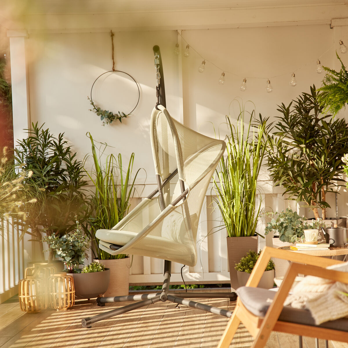 Der Hängesessel »Yobaya« von Sienagarden steht in einem modernen Außenbereich. Er hat ein robustes, schwarz pulverbeschichtetes Stahlgestell und einen hellgrünen Korb aus luftigem Polyester-Air-Mesh. Weiche Kissen laden zum Entspannen ein. Das Design wirkt freundlich, modern und fügt sich harmonisch ins Gartenambiente ein.