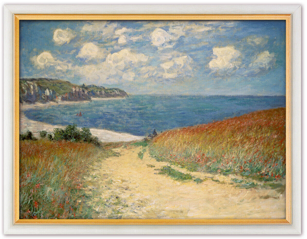 Ein gerahmtes Gemälde von Claude Monet mit dem Titel 'Strandweg zwischen den Weizenfeldern' aus dem Jahr 1882. Es zeigt einen Küstenpfad, der durch Felder führt, mit einem blauen Himmel und Wolken im Hintergrund.