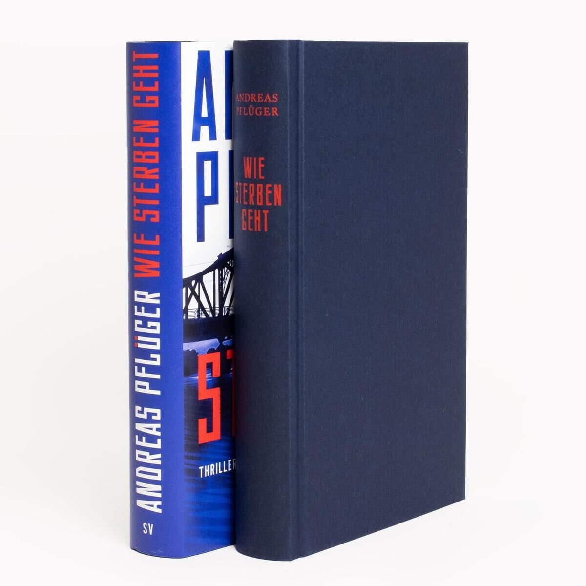 Zwei Bücher von Andreas Pflüger. Der Titel lautet 'Wie Sterben geht'. Eines der Bücher hat ein blaues und weißes Cover mit roten und weißen Schriftzügen. Das andere Buch ist komplett dunkelblau. Beide Bücher stehen aufrecht nebeneinander.