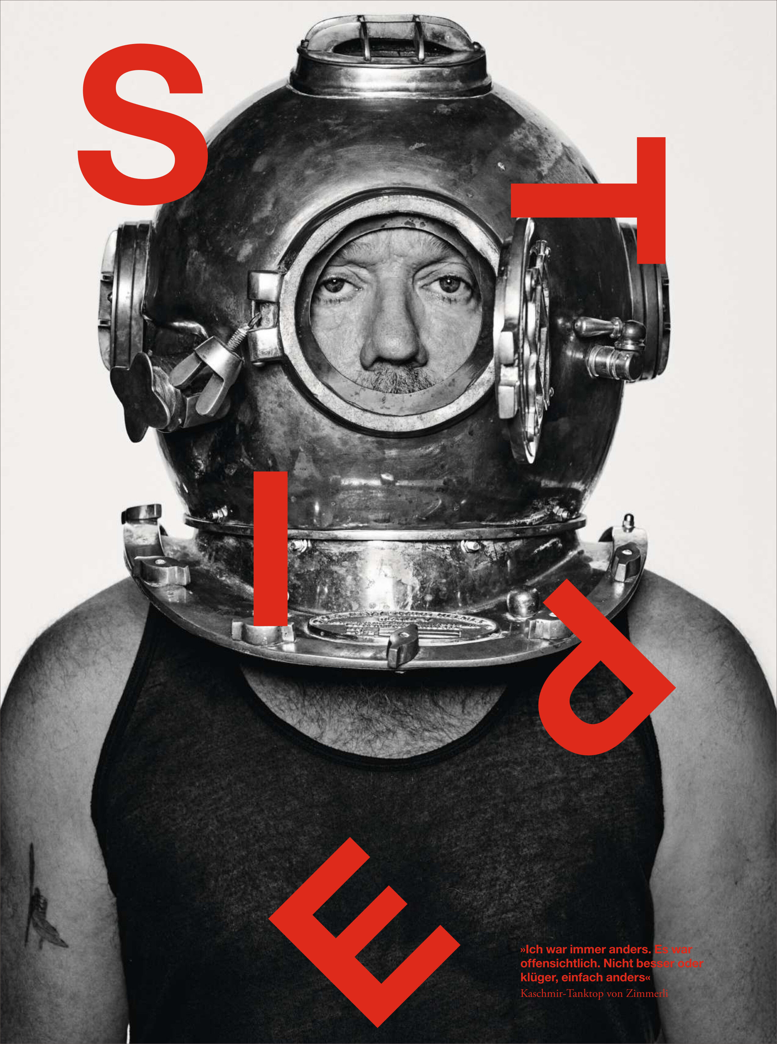 Schwarzweiß-Foto des Covers der Ausgabe ZEITmagazin MANN 2/25. Abgebildet ist ein Mann mit einem alten Taucherhelm und dunklem ärmellosen Shirt. Rote Buchstaben sind diagonal über das Bild verteilt. Das Design wirkt modern und auffällig. Geeignet für Magazine, Kunst und Lifestyle-Interessierte.