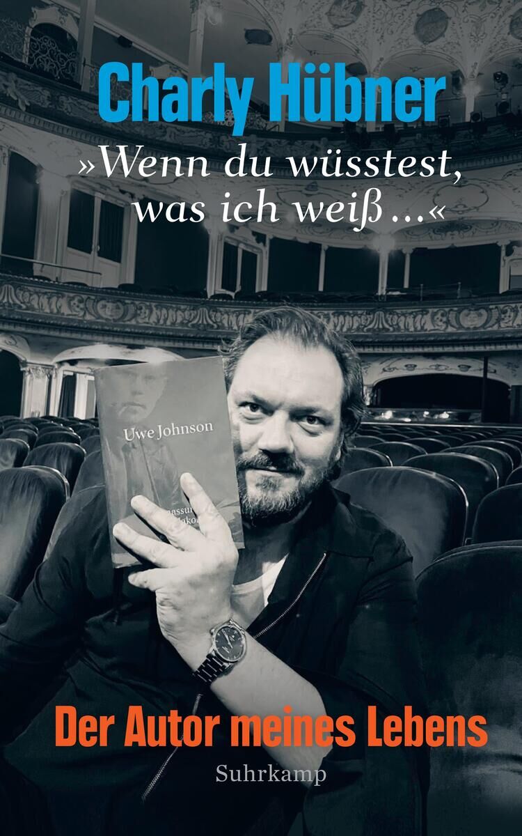 Das Cover des Buches 'Wenn du wüsstest, was ich weiß ...' von Charly Hübner. Es zeigt den Autor, der ein anderes Buch in einer Theaterumgebung hält. Der Hintergrund ist schwarz-weiß mit Schrift in Blau und Orange.