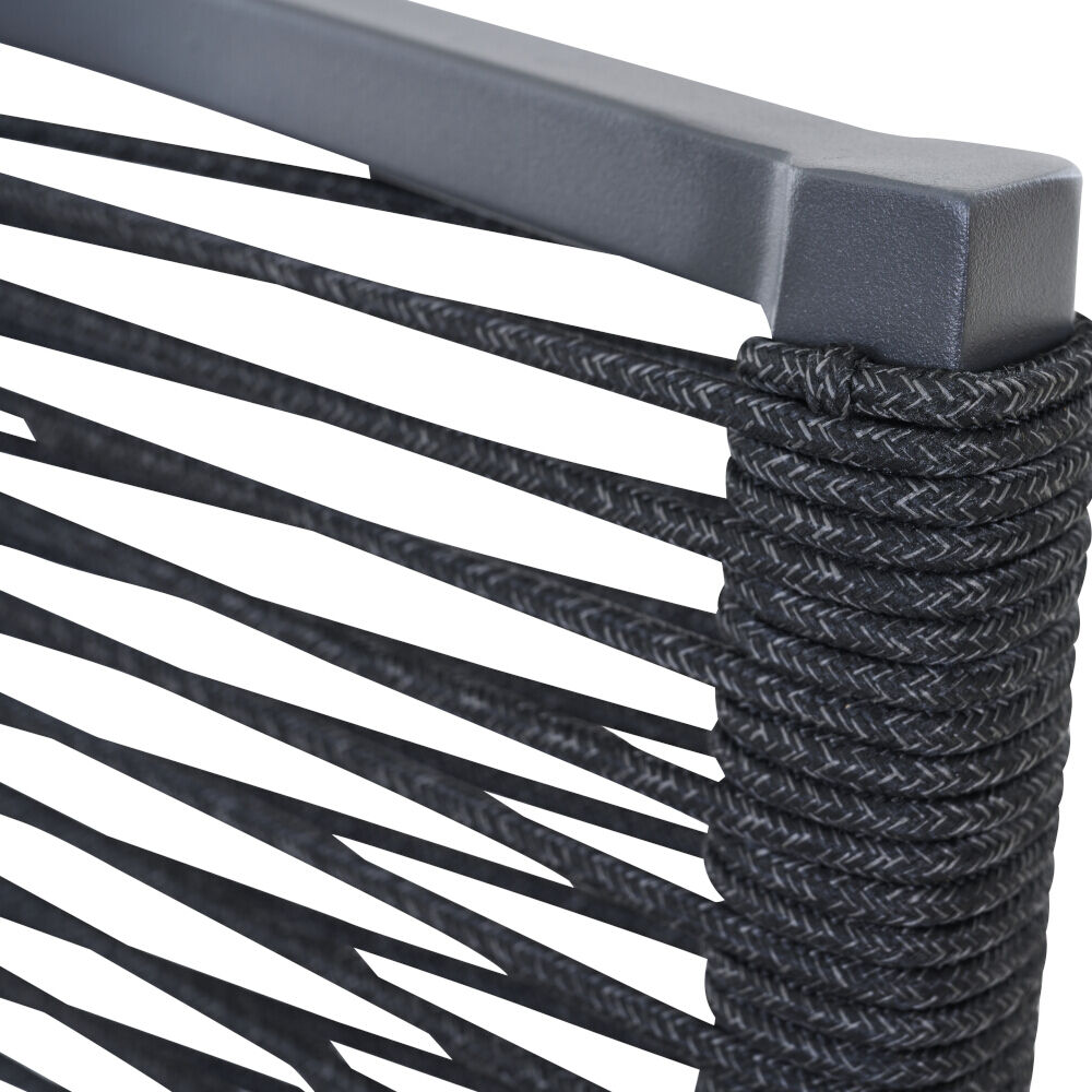 Detailaufnahme eines modernen Sessels mit dunklen geflochtenen Rattan-Elementen und einer robusten Rahmenkonstruktion, geeignet für Innen- oder Außennutzung.