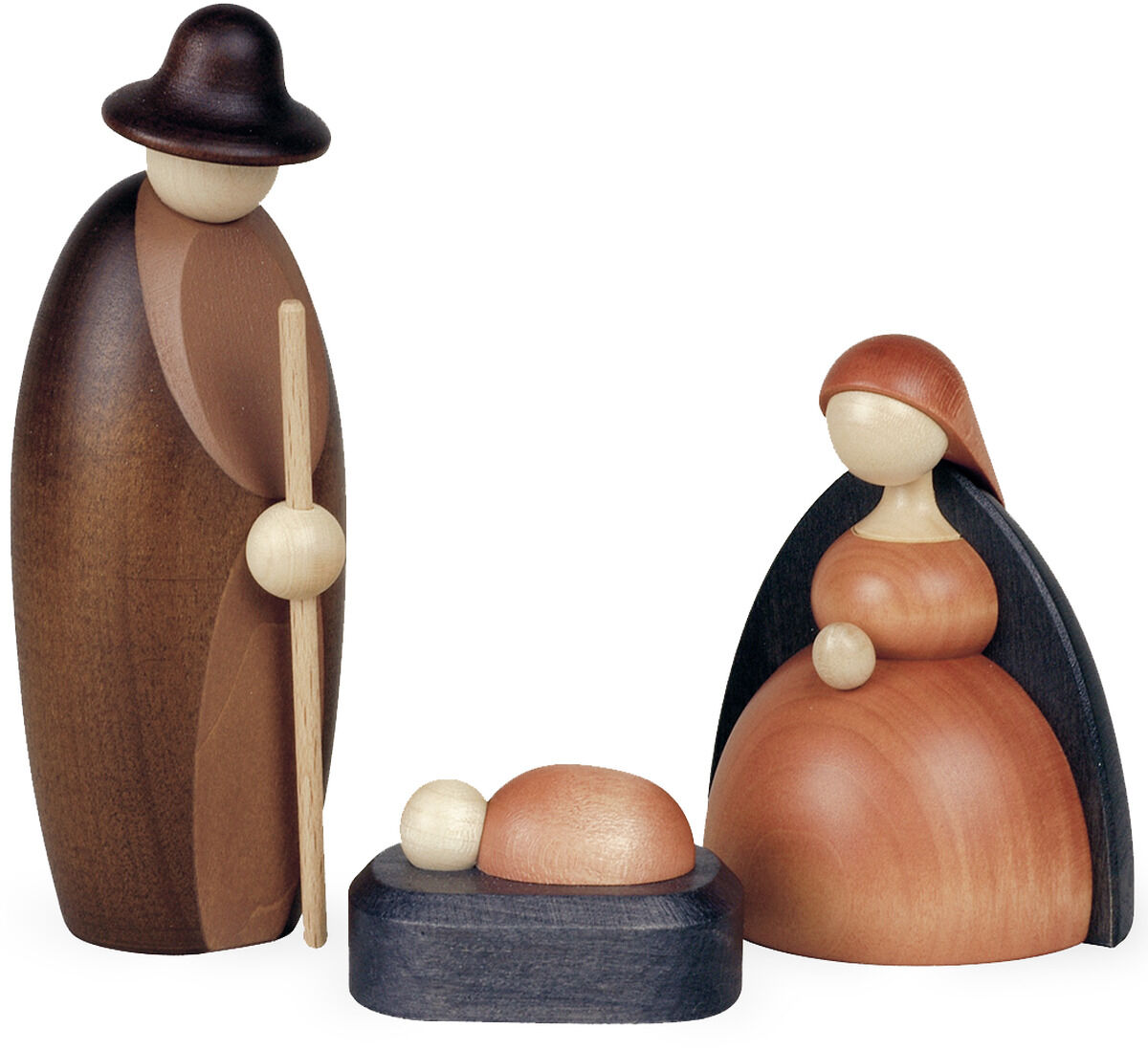 Drei schlichte Holzfiguren stellen die biblische Szene der Geburt Christi dar: Eine stehende Figur mit Stab, eine sitzende Figur mit Umhang und eine liegende Figur auf einer Basis. Die Figuren sind in natürlichen Holzfarben gestaltet.