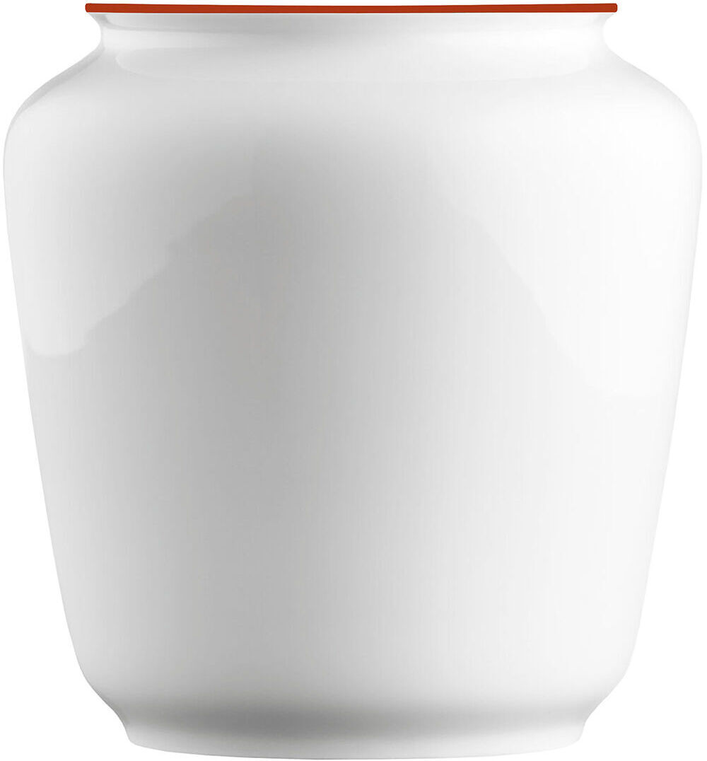 Eine weiße Porzellanvase aus der ZEIT-Sonderedition »Wagenfeld Vase 639/14« von Fürstenberg, mit rotem Rand am oberen Rand, vor weißem Hintergrund.