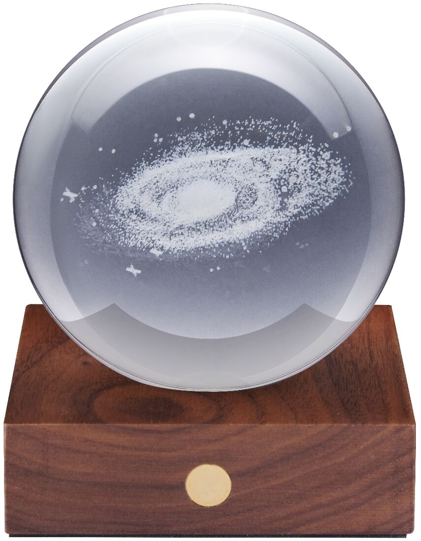 Leuchtende Kugellampe »Amber Light« mit eingraviertem Galaxie-Motiv auf einer rechteckigen Holzplatte präsentiert, ideal als dekoratives Wohnaccessoire oder stimmungsvolle Beleuchtung.