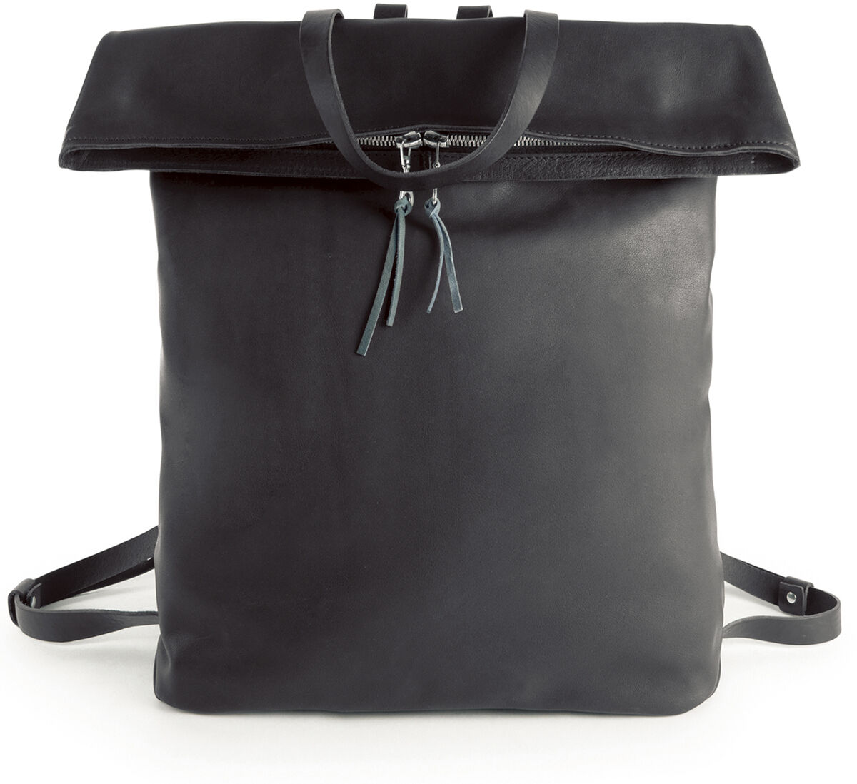Ein minimalistischer, stilvoller, schwarzer Leder-Rucksack namens »Nabuku« mit einem Reißverschluss oben und verstellbaren Trägern. Der Rucksack hat ein schlichtes und modernes Design.