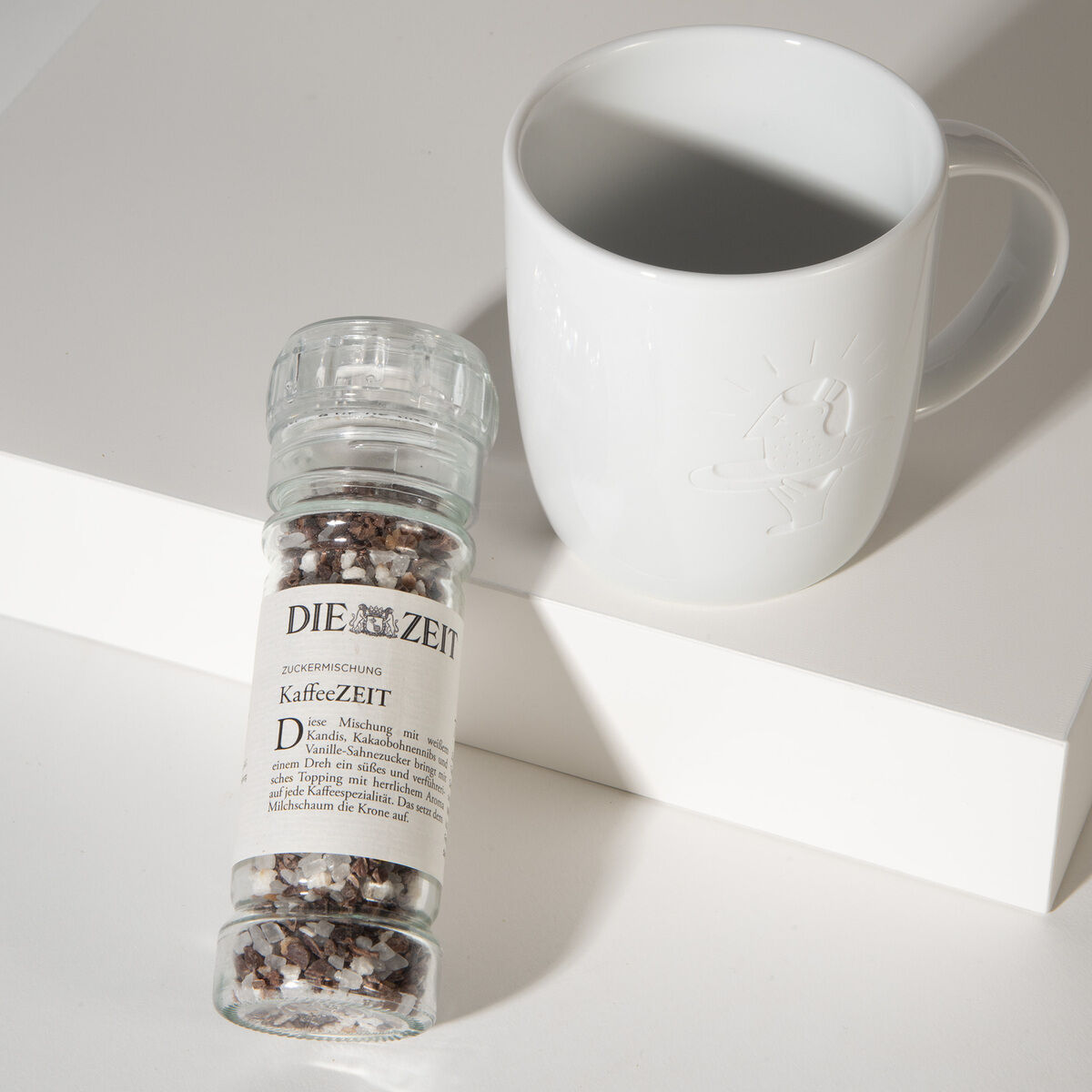Geschenkset bestehend aus einer weißen Tasse und einem Glas mit Kaffeemischung 'KaffeeZEIT'.