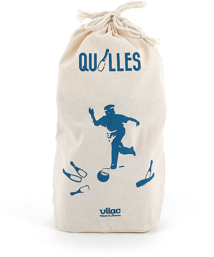 Das Bild zeigt ein Kegel-Set in einem weißen Stoffbeutel mit blauer Schrift und Illustrationen. Der Beutel trägt den Namen 'Quilles' und ein Bild von einem spielenden Kind.