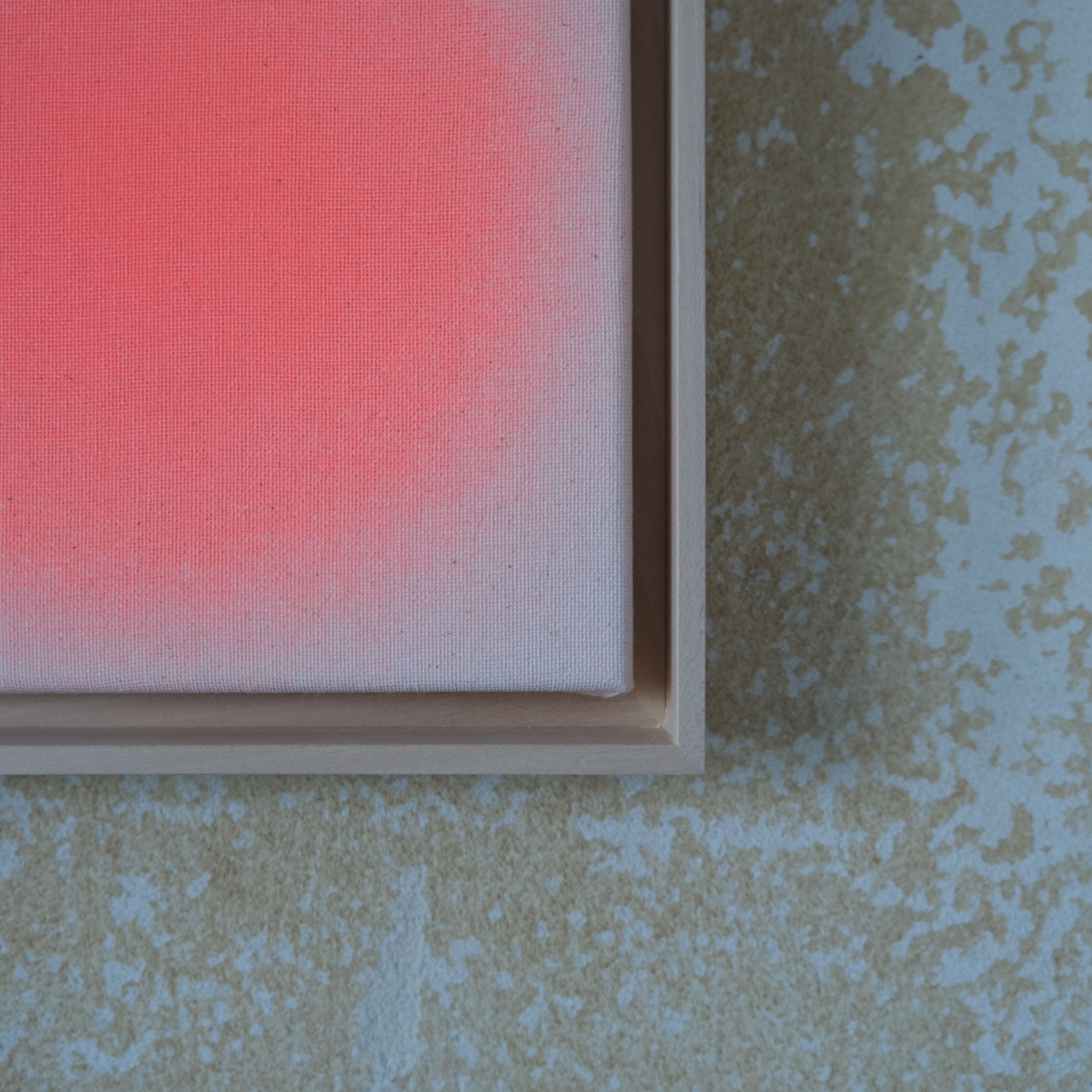 Das Bild zeigt das Kunstwerk ZEIT-Sonderedition Sorbet »Apricot« von Anastasia Benko. Es ist ein Unikat auf ungebleichter Leinwand mit über 70 handgegossenen Acryl-Pigmentschichten in zartem Orange. Die Farben erscheinen tagsüber frisch und zart, abends warm und leuchtend. Gefasst in einen hellen Lindenholzrahmen.