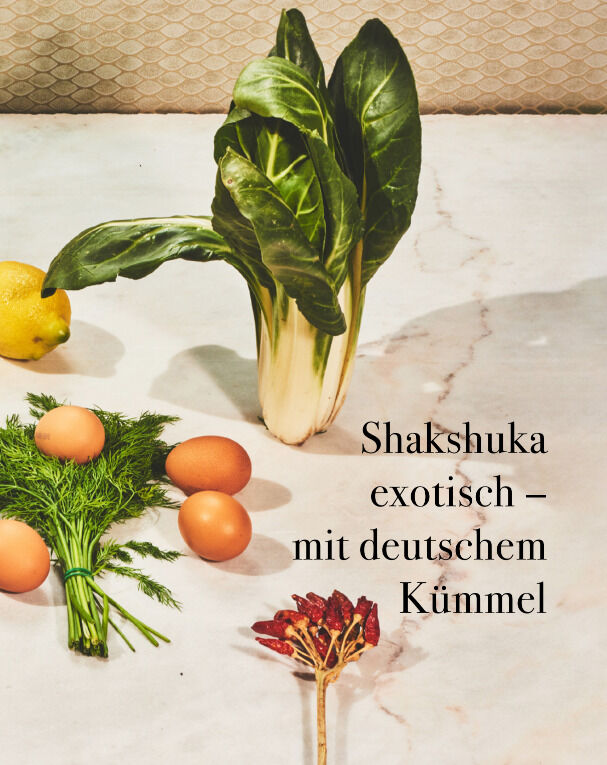 Cover des Kochbuchs »Wochenmarkt - Vegetarisch« mit Abbildungen von Pak Choi, Zitronen, Eiern, Dill und Peperoni sowie dem Rezepttitel 'Shakshuka exotisch – mit deutschem Kümmel'.