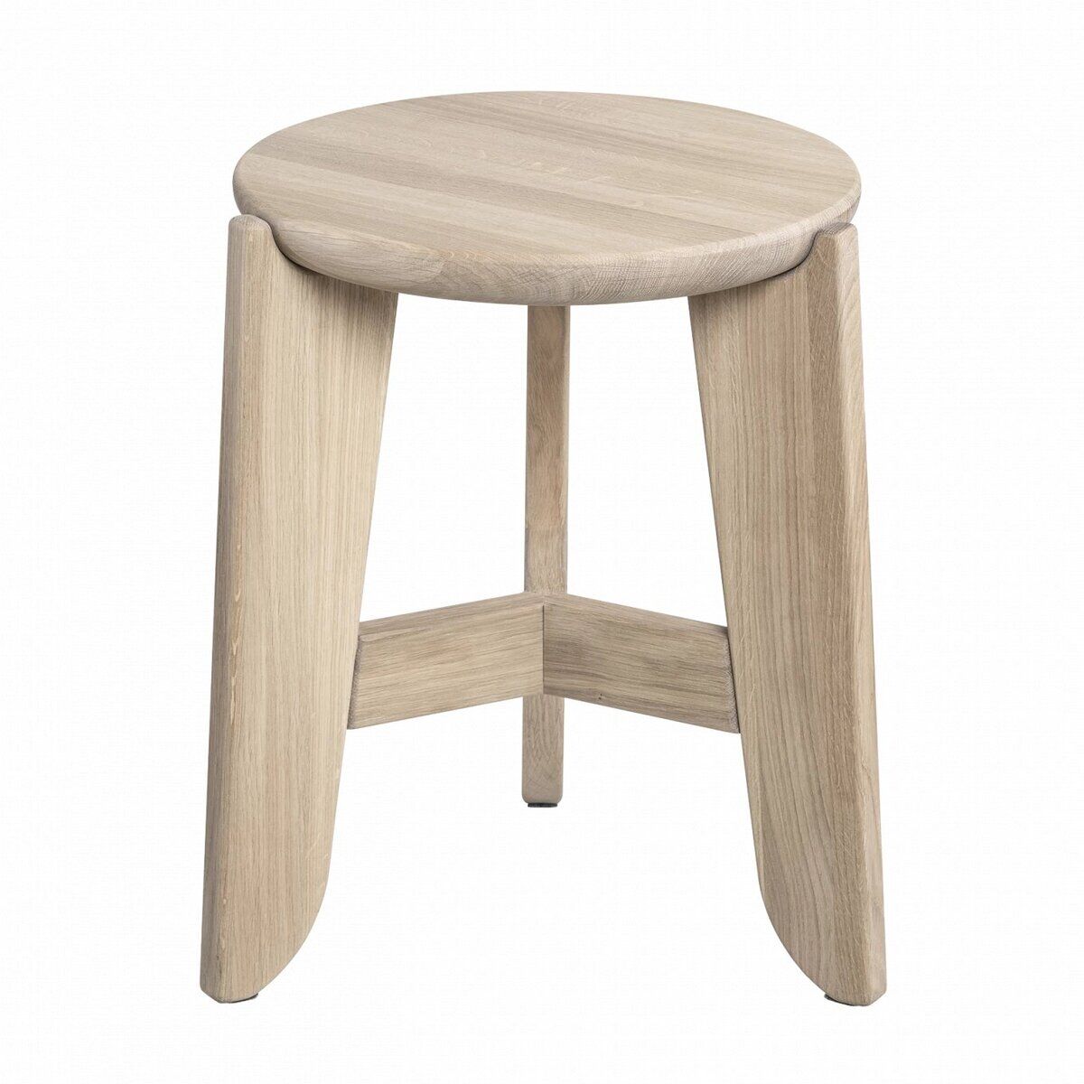 Runder Sitzhocker aus hellem Holz mit drei Beinen in minimalistischer Ausführung vor weißem Hintergrund.