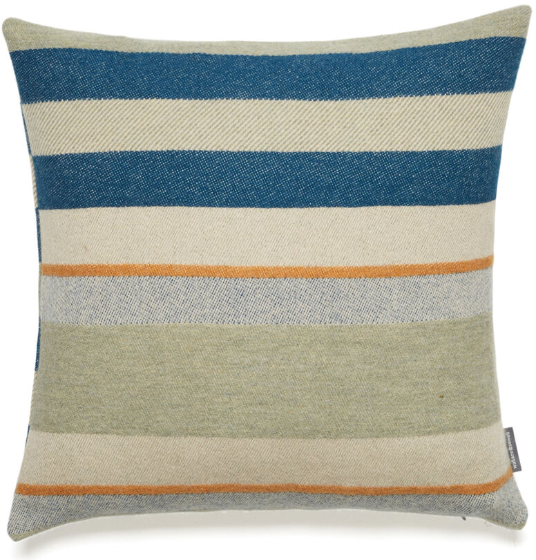 Kissen mit horizontalem Streifenmuster in verschiedenen Farben wie Grün, Blau, Orange, Beige, Grau und Weiß. Das Design ist modern und von der Bauhaus-Ära inspiriert.