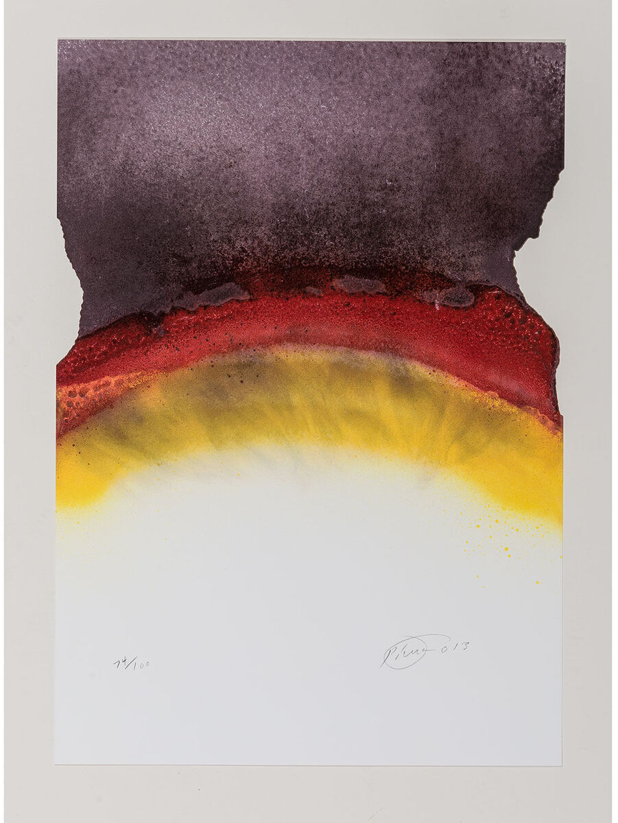 Das Kunstwerk »Heisses Eisen« von Otto Piene aus dem Jahr 2013 zeigt abstrakte Farbfelder in Schwarz, Rot und Gelb, die einen organischen Übergang auf weißem Hintergrund bilden. Es erinnert an glühendes Eisen und Feuer.