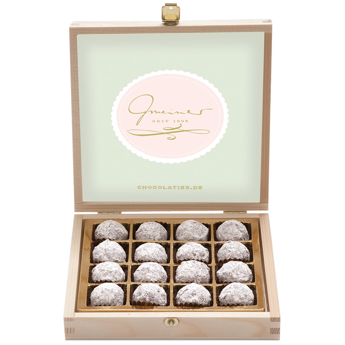 Eine geöffnete, helle Holzbox mit 16 runden Champagnertrüffeln, die in separaten Fächern liegen und mit Puderzucker bestäubt sind. Der Deckel ist innen pastellgrün mit rosa und goldener Verzierung sowie dem Gmeiner-Logo verziert.