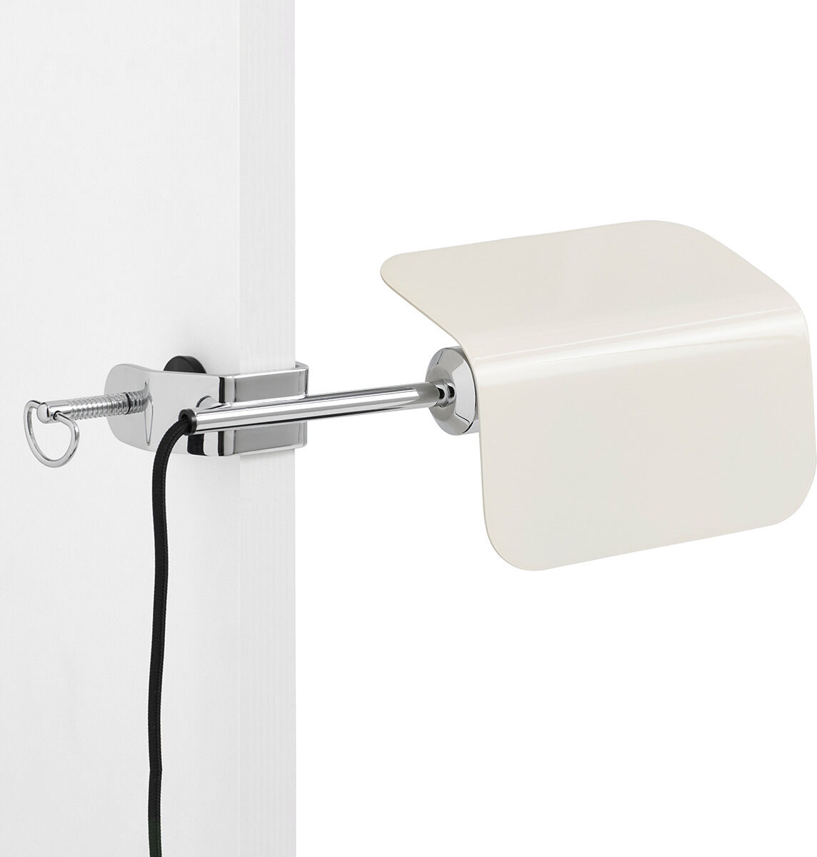 Die Apex Lampe »Clip« ist eine moderne, minimalistische Klemmlampe in Weiß und Silber. Sie verfügt über ein verstellbares Design, das an einem Tisch befestigt ist, mit einem schwarzen Kabel, das von der Lampe herabhängt.