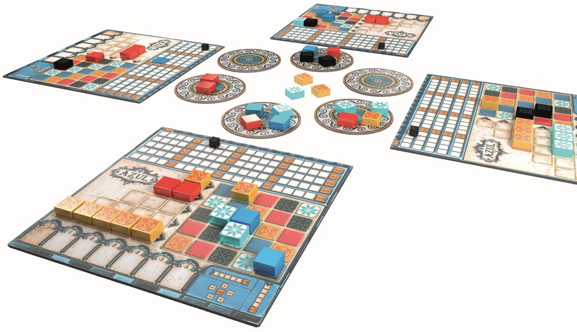 Ein farbenfrohes Brettspiel namens 'Azul' mit mehreren Spielbrettern, Kacheln und runden Punktetafeln. Die Spielbretter sind farblich abgestimmt und zeigen verschiedene Mosaik-Muster.