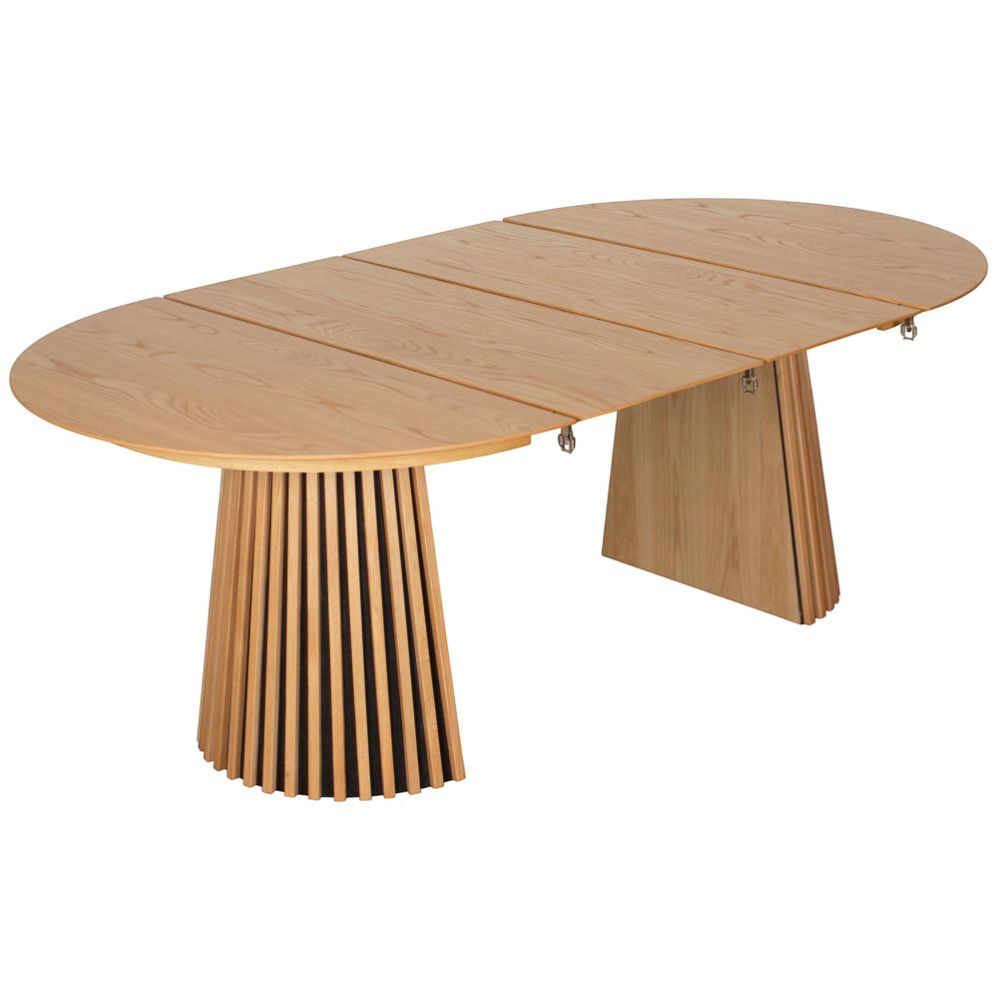 Freigestellte Produktansicht des ausziehbaren Dining-Tischs »Oria 120cm« von bene living. Die ovale, naturfarbene Eichenholzplatte zeigt mehrere längs verlaufende Auszugselemente und abgerundete Enden. Ein gerippter, konischer Holzfuß und ein breiter schräger Standfuß tragen die Platte; kleine Metallbeschläge sind darunter sichtbar.