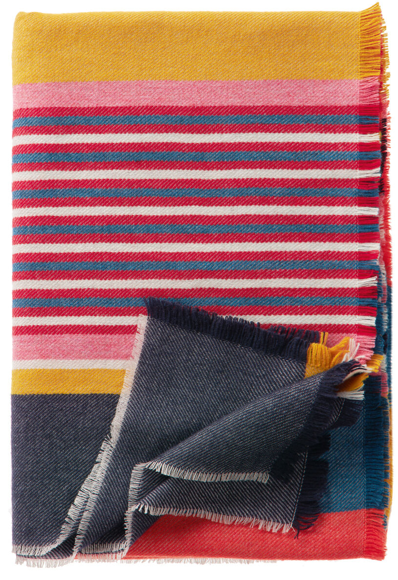 Die Merino-Decke »RIO« von Eagle Products zeigt farbenfrohe, breite und schmale Streifen in Blau, Weiß, Gelb, Orange, Pink und Grün. Die Oberfläche wirkt weich und leicht, kurze Fransen zieren die Kanten. Die Decke liegt ausgebreitet, Texturen sind fein erkennbar.