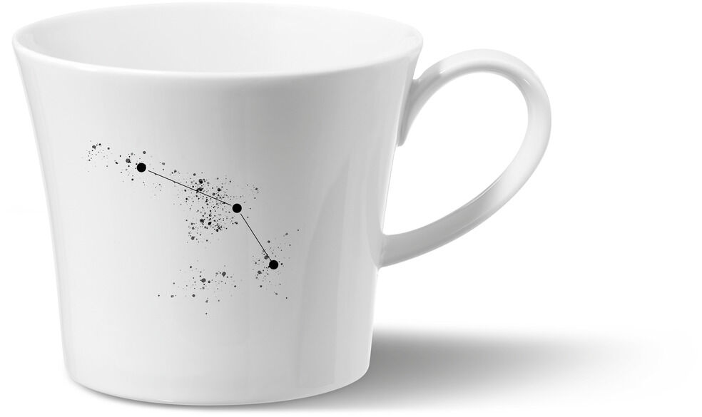 Weiße Frühstückstasse der ZEIT-Sonderedition mit dem Motiv eines Sternzeichens. Die Tasse zeigt ein minimalistisches Design mit schwarzen Punkten und Linien, die Sternenkonstellationen darstellen.