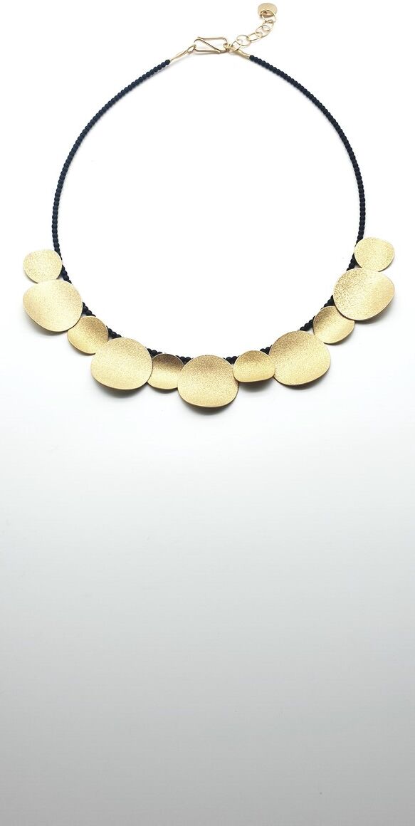 Goldenes Collier ‚Mila‘ mit runden Hämatit-Anhängern an einer schwarzen Kette, elegant und zeitlos im Design.