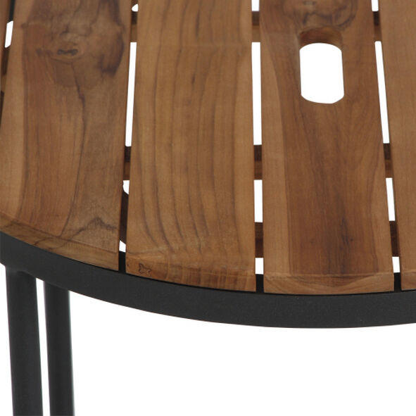 Das Bild zeigt einen Beistelltisch aus Holz und Metall mit einer runden Tischplatte. Die Tischplatte besteht aus braunen Holzlatten und hat ein minimalistisches Design. Die Beine des Tisches sind aus schwarzem Metall.