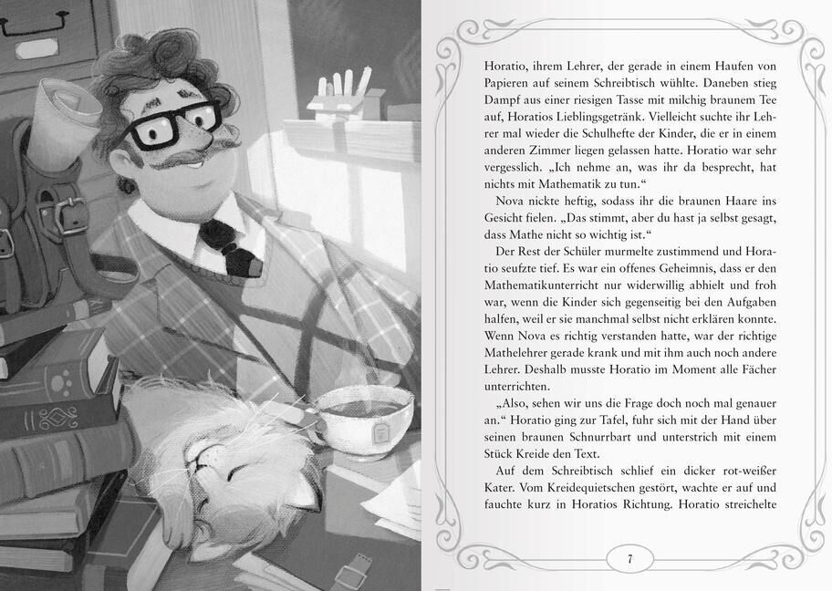 Schwarzweiß-Illustration von einem Lehrer, der hinter einem Schreibtisch sitzt, der mit Papieren und Büchern bedeckt ist. Vor ihm liegt eine schlafende Katze. Daneben sind Buchseiten mit Text zu sehen. Der Lehrer trägt eine Brille und hat ein freundliches Aussehen. Links im Bild sind Bücherregale und eine Uhr zu erkennen.