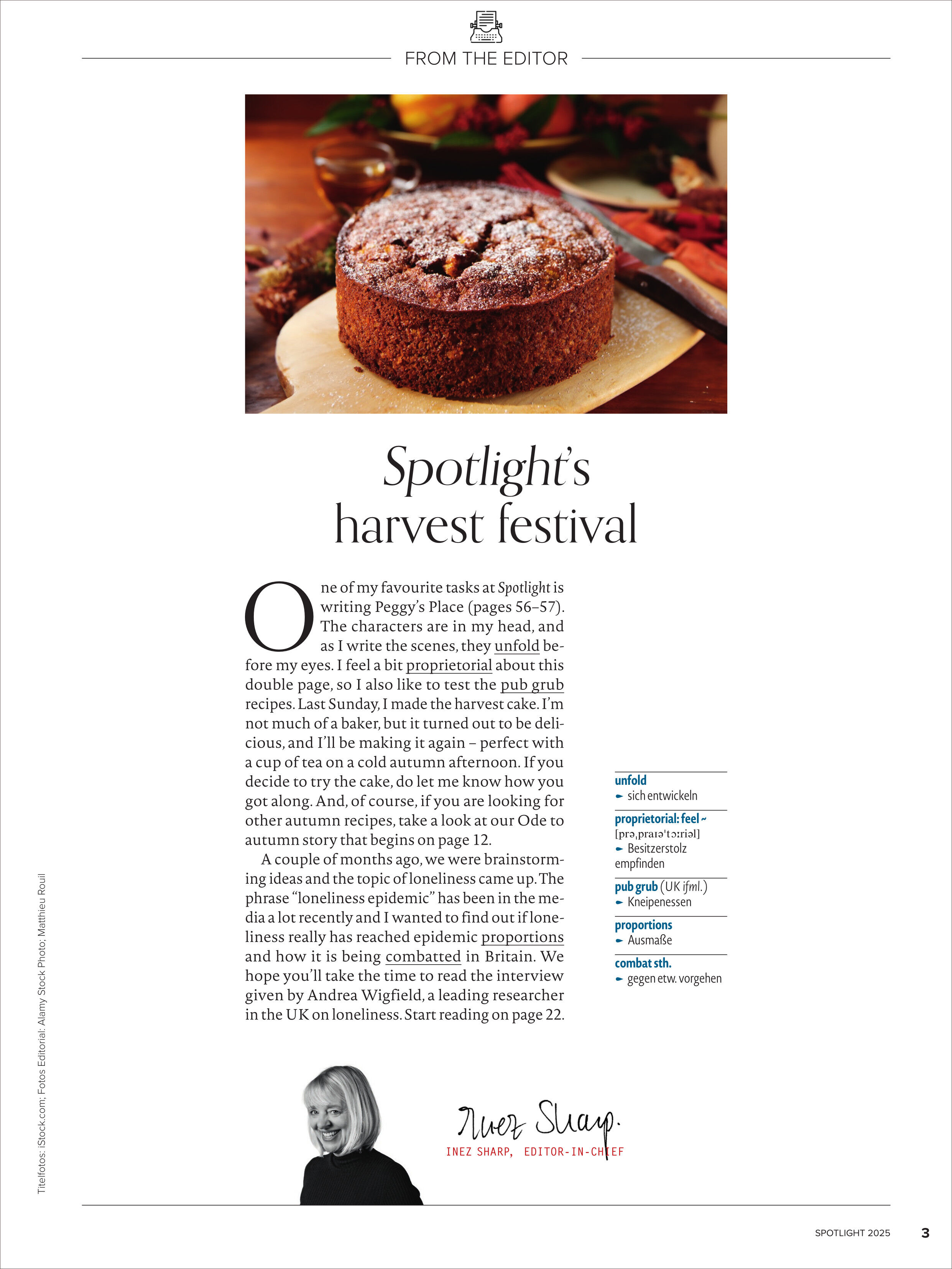 Das Titelbild des Spotlight Magazins Ausgabe 13/2025 zeigt einen herbstlichen Kuchen mit Puderzucker bestäubt auf einem Holztisch. Darüber und darunter stehen englische und deutsche Texte sowie eine Signatur der Chefredakteurin. Das Bild vermittelt eine warme, herbstliche Atmosphäre mit kulinarischem Fokus.