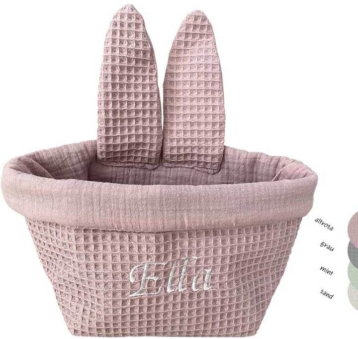 Stoffkörbchen mit Hasenohren und dem Wort 'Lilli' in pastellrosa. Es hat eine gitterartige Textur und ist ideal für Ostern oder als Aufbewahrungskorb.